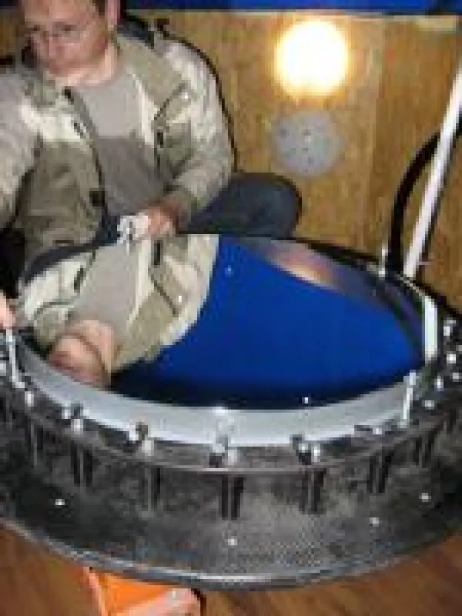 60cm Parabolspiegel beim Einbau in die Carbon Hauptspiegelfassung