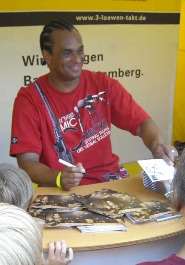 2schneidig bei einer Autogrammstunde am vergangenen Wochenende auf dem Stuttgarter Schlossplatz (Single-Release-Tour 