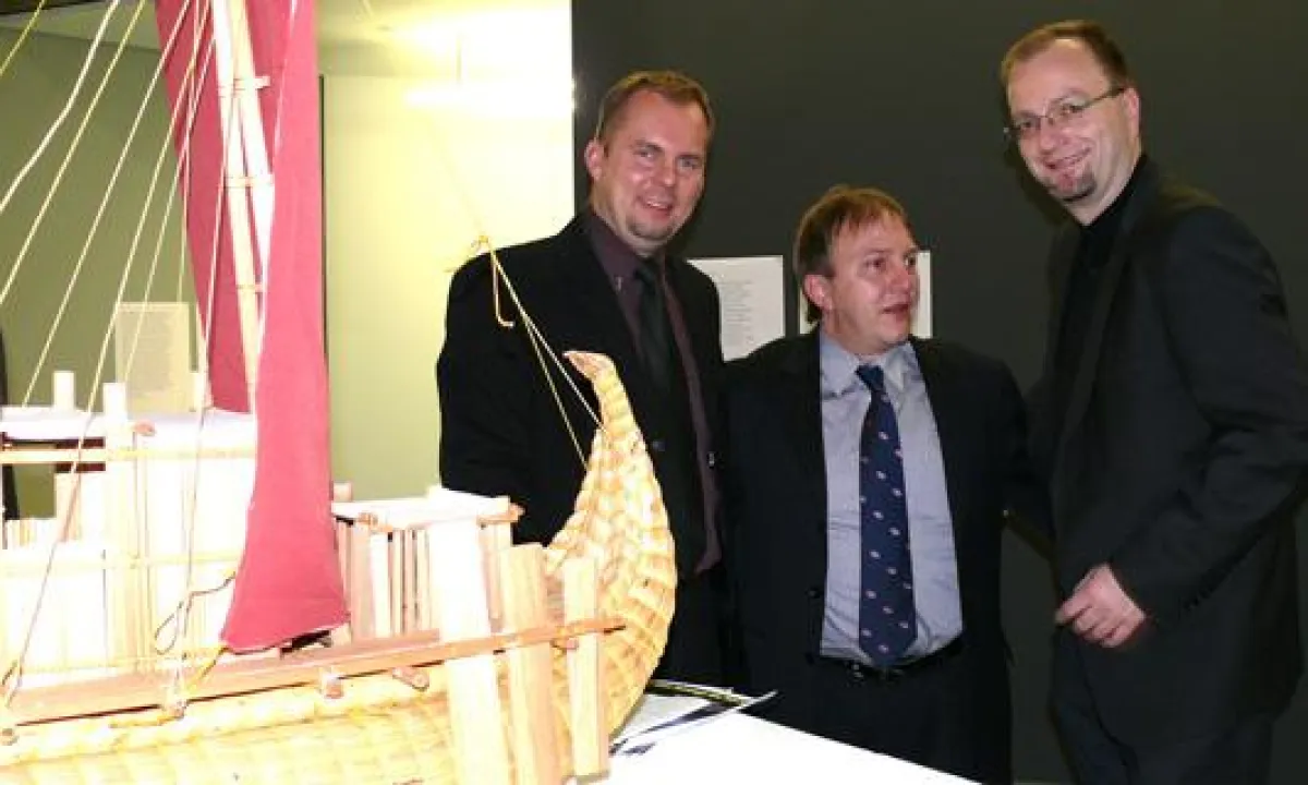 Projektleiter Dominique Görlitz (Mitte) mit Ralf Becher (rechts), Geschäftsführer der TIQ Solutions GmbH