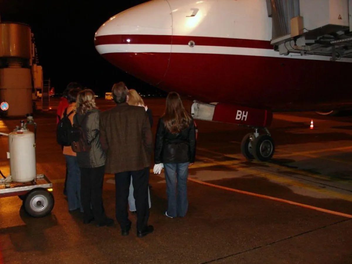 Seminarteilnehmer bei der Besichtigung einer Boeing 737