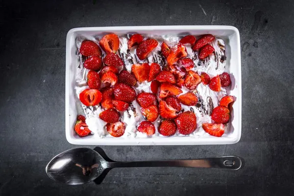 Bild: Landgemachtes Erdbeer-Eis-Dessert