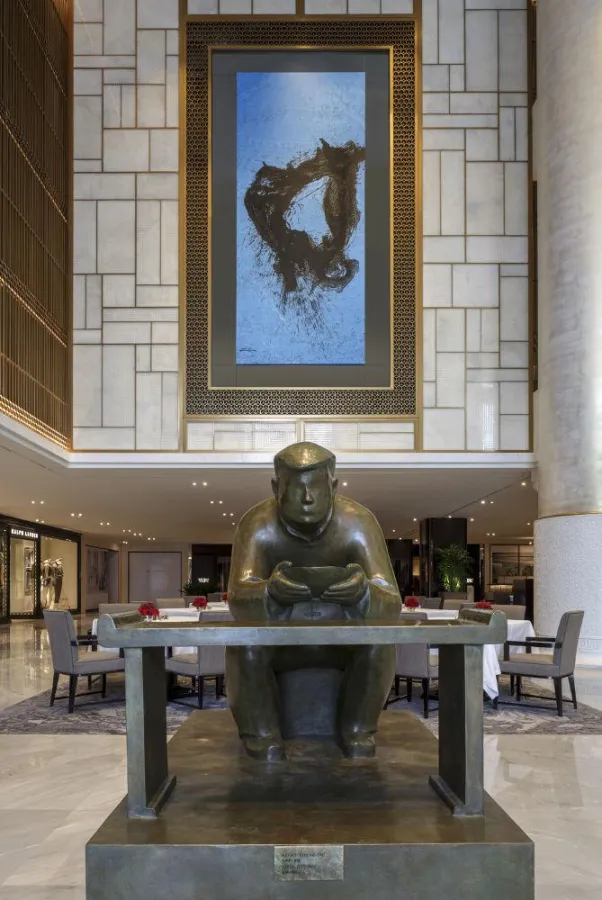 Bronzeskulptur „Tea Drinker“ des Bildhauers Zhang Du in der Lobby des The Peninsula Beijing