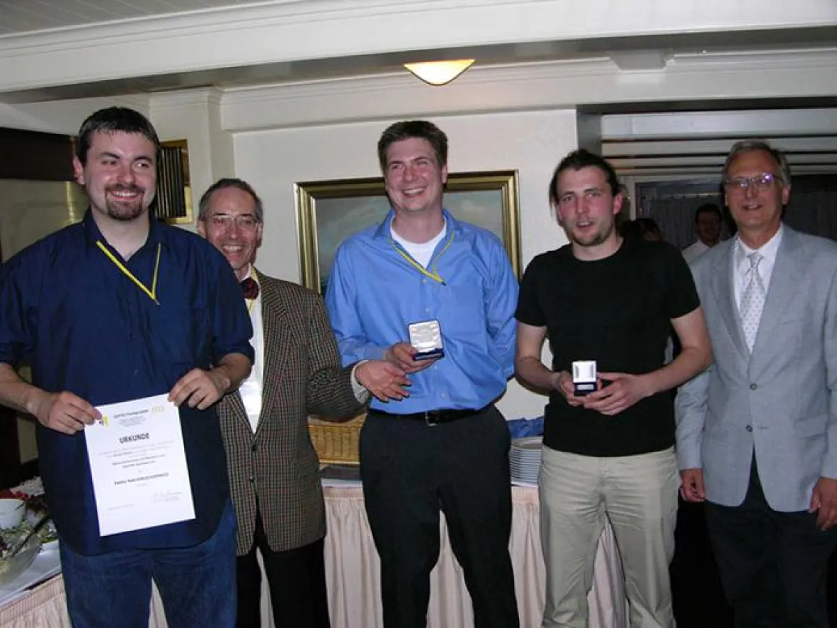 Olaf Christ (mitte) bei der Preisverleihung eingerahmt von Prof. Weberpals (TU-HH), Prof. Hoffmann (TU Darmstadt) und den weiteren Preisträgern