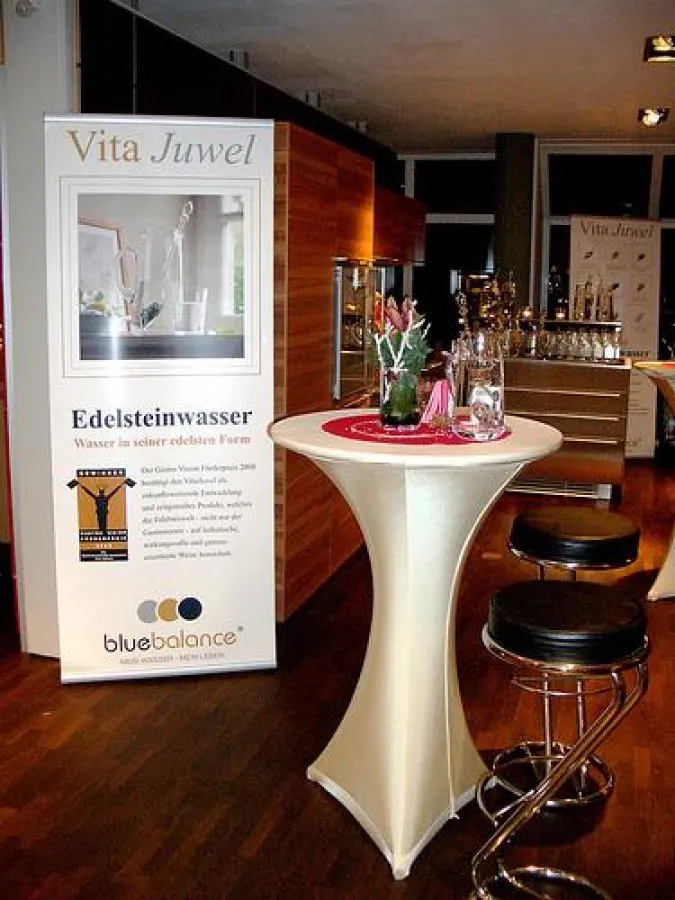 bluebalance: Ausschank von Edelsteinwasser an der Wasserbar