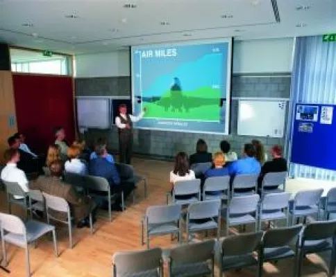 Beamer, Leinwand und Plasma mieten bei beamer & more, den Spezialisten für Präsentationstechnik Bild: Beamer, Leinwand und Plasma mieten bei beamer & more, den Spezialisten für Präsentationstechnik