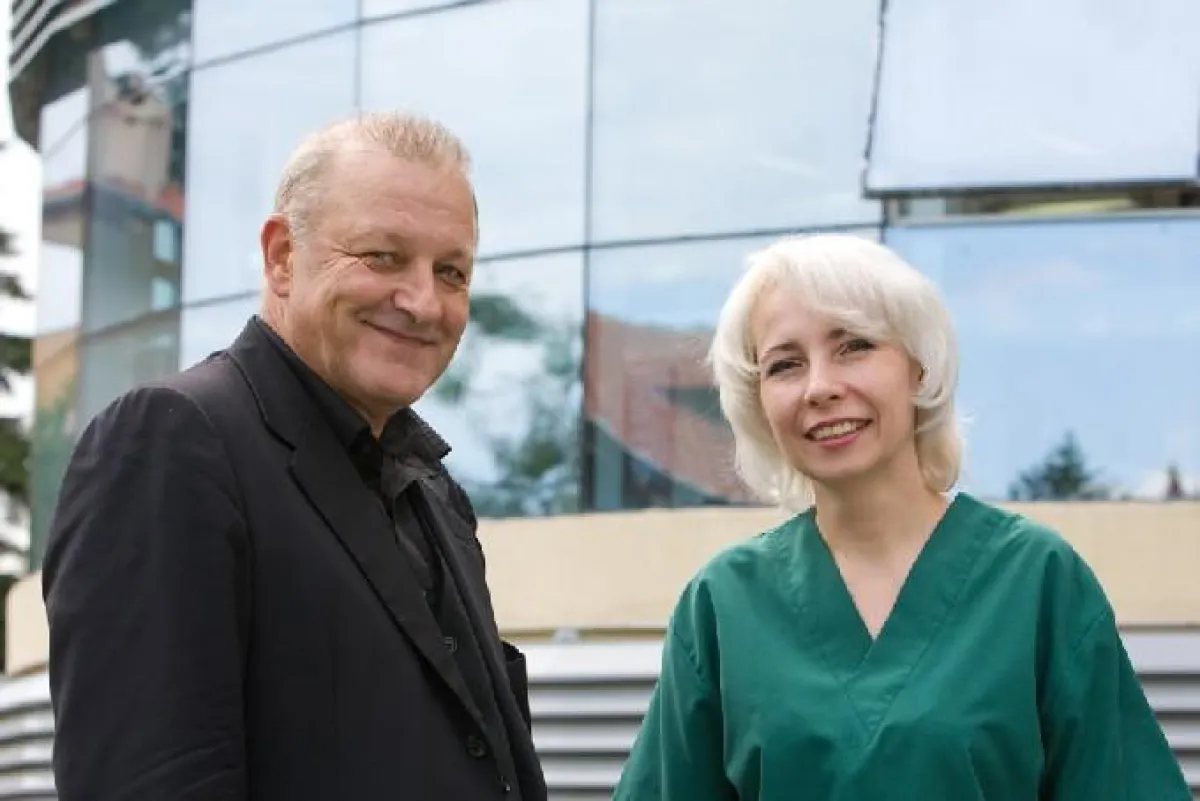 Wer die Möglichkeit hat, sich vor der Behandlung vor Ort ein Bild von der Klinik seiner Wahl zu machen, sollte dies tun ? wie hier Wilsberg-Darsteller Lansink mit der Chefärztin der Dentaprime Klinik 