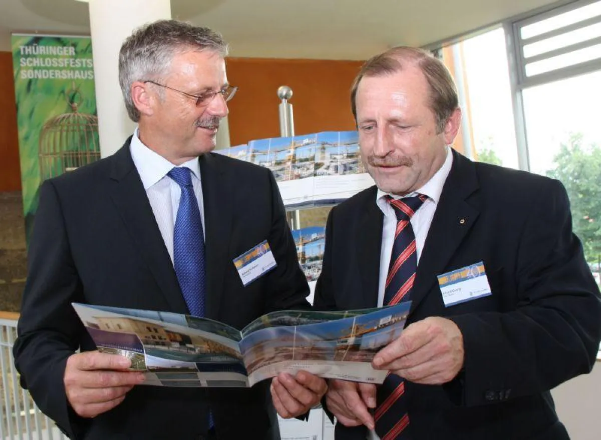 Staatssekretär Roland Richwien und  HTI Geschäftsführer Erhard Georgi mit der neuen Broschüre