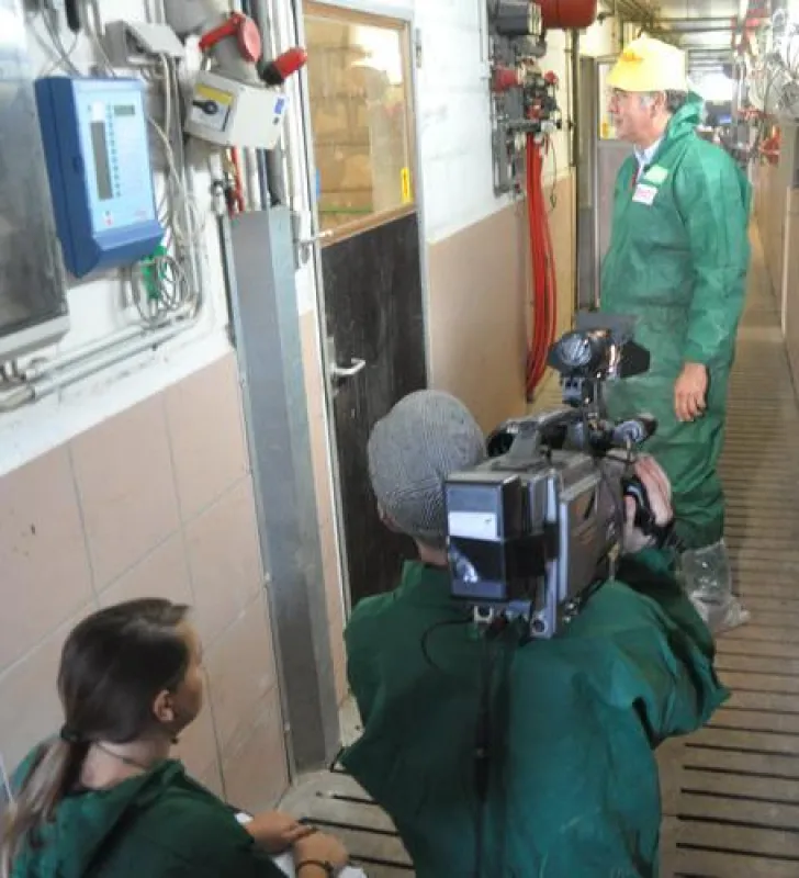 AVA-Schweineflüsterer Kees Scheepens mit dem TV Team im Schweinestall