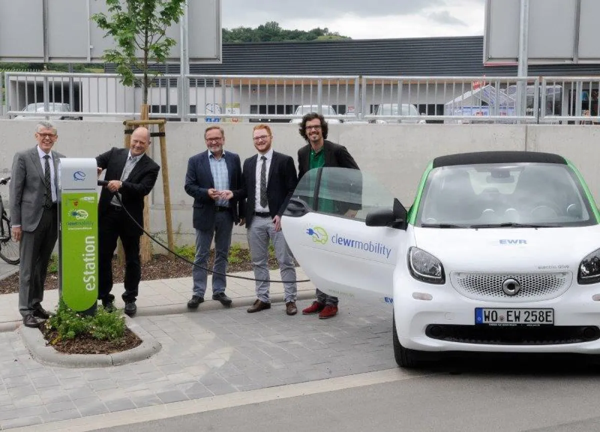 Im Bild (v.l.): Jürgen von Massow (EWR), VG-Bürgermeister Benno Neuhaus, Ortsbürgermeister Arnold Mü