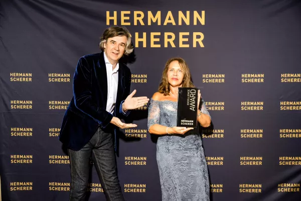 Bild: Buchautorin Birgit Möller holt Excellence Award in die Altmark