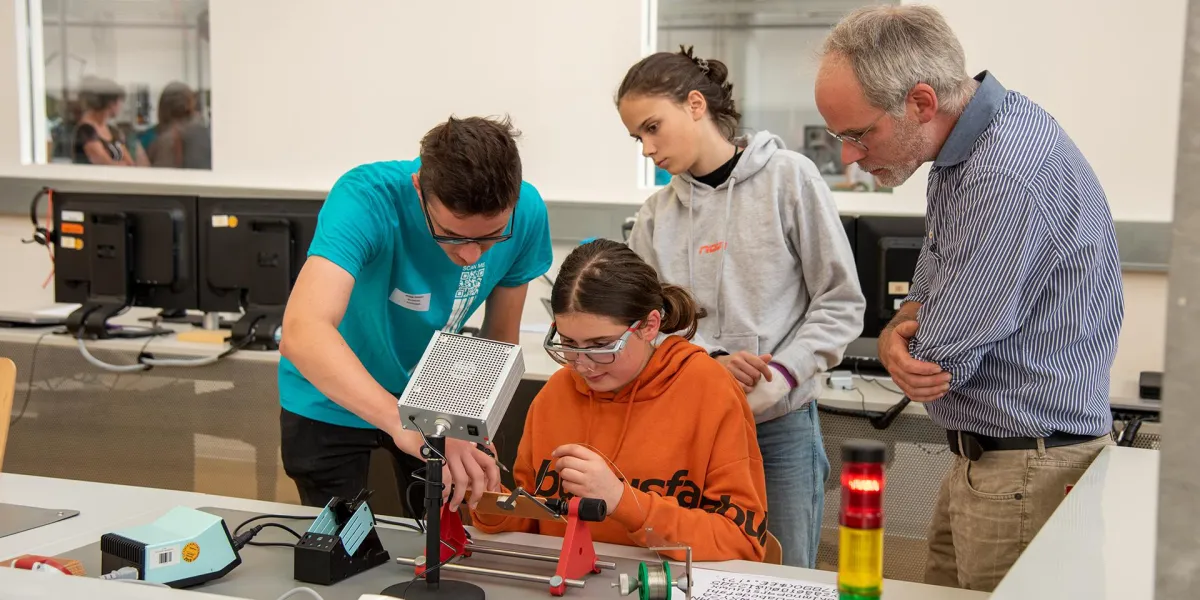 Die Besucher der Nacht der Ausbildung probierten die Berufe selbst aus.