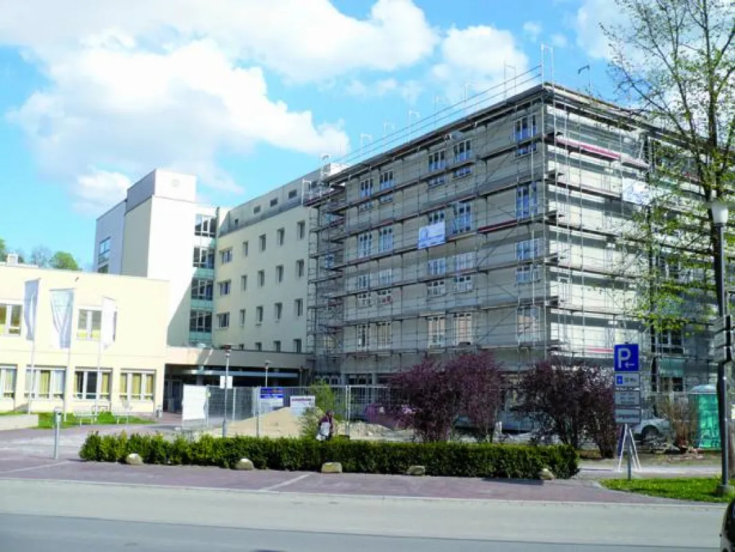 BU: Die Bauarbeiten im Asklepios Klinikum schreiten gut voran: Im Herbst soll die neue Pflegestation Orthopädie fertig sein.