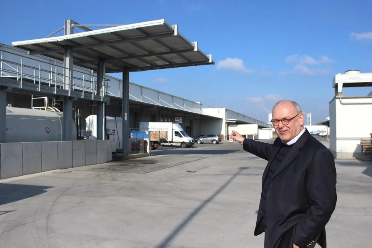 Joachim Krage vor neuer Tankstelle und Halle für die Kontrakt-Logistik