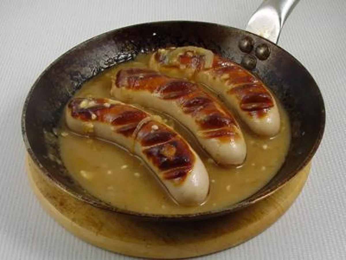 Bratwürste an Zwiebelsosse