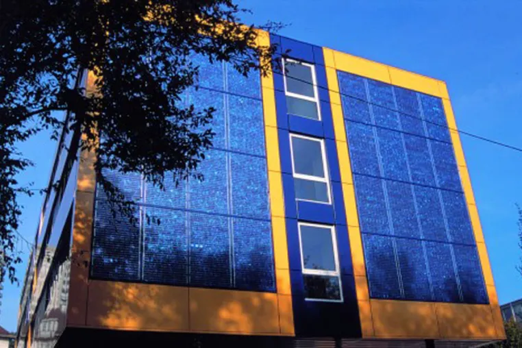 Messe zwischen Sonnenenergie und Wasserkraft Bild: Messe zwischen Sonnenenergie und Wasserkraft