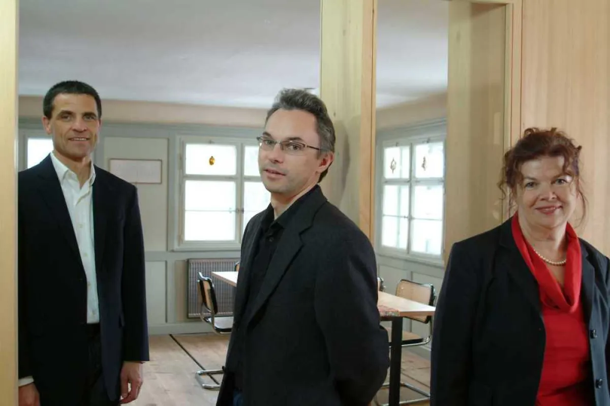 Energieeffiziente Althaussanierung – Tri-Macher Reinhard Weiss, Christof Drexel (beide Drexel und Weiss energieeffiziente Haustechniksysteme GmbH) und Rosi Gmeiner (Stromaufwärts Photovoltaik GmbH) fr