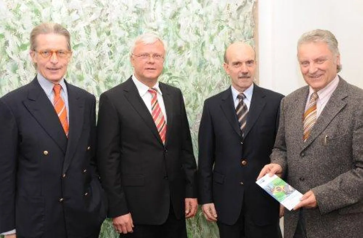 (v. l.) IHK-Präsident Wilhelm Werhahn, die Unternehmer Matthias Bächle (Voith Paper, Krefeld) und Günter Naasner (Richter Chemie Technik, Kempen) sowie Landrat Dieter Patt.