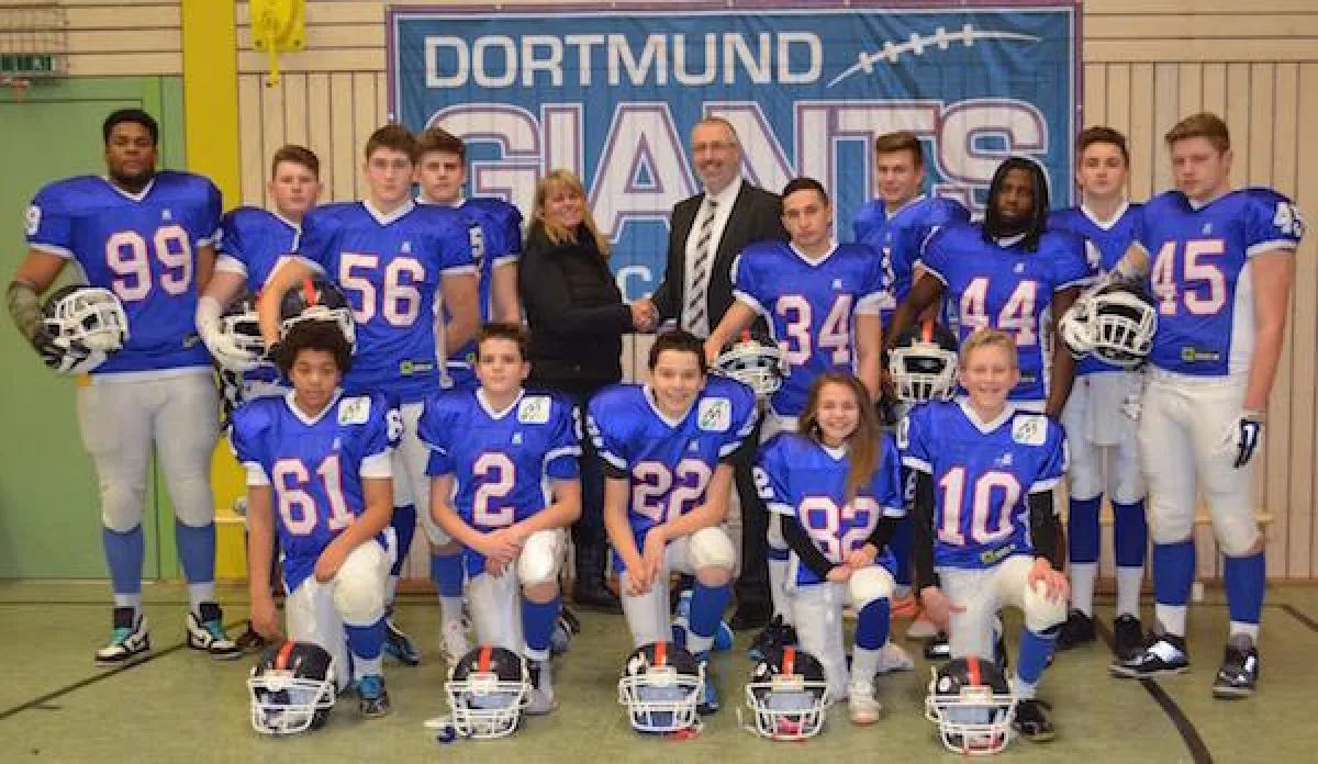 Symbolische Spendenübergabe an die Dortmund Giants (Copyright: Olaf Melot de Beauregard)