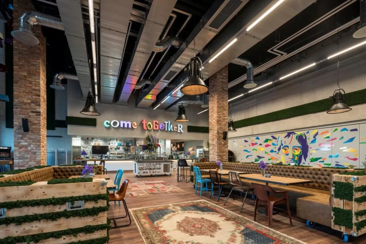 Kreative Raumgestaltung im Adam Hall Experience Center - Rahmen für inspirierendes Weiterbilden