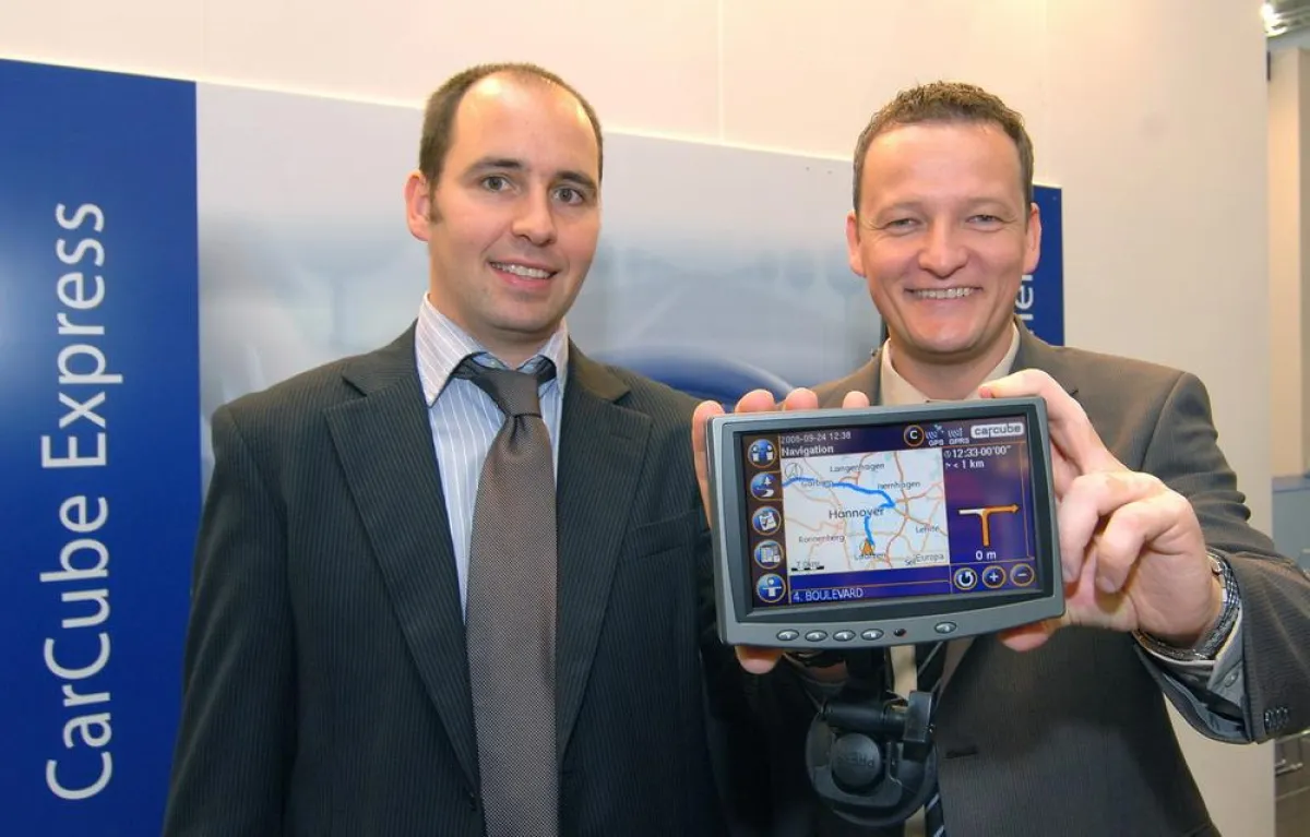 Wim Maes (links), Vorstandsvositzender von Punch Telematix N. V., und Carsten Holtrup, Geschäftsführer der Punch Telematix Deustchland GmbH, präsentieren auf der IAA in Hannover den CarCube Express