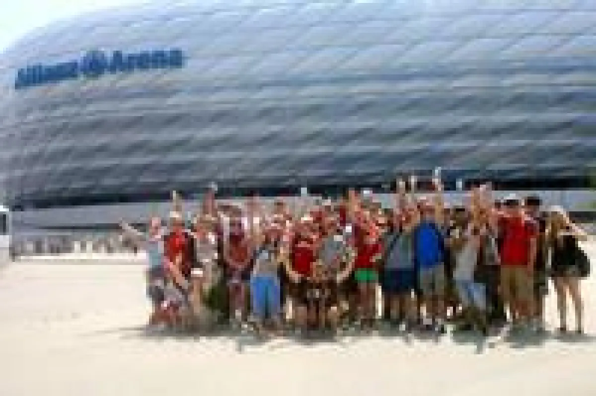 Die FC Bayern-Fans der St. Gallus-Hilfe freuen sich über einen tollen Tag in der Allianz Arena.