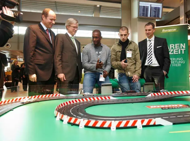 Bild: HSV-Spieler Mladen Petric und Collin Benjamin testen neue Europcar Booking Lounge am Hamburger Flughafen