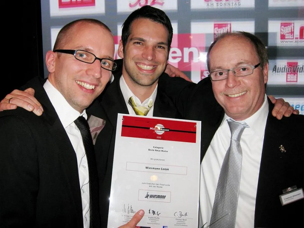 Freuen sich über den gemeinsamen Erfolg (v.li.): Jan Molitor (Marketingleiter Wiesmann), Benjamin Andreas (Prokurist Living Concept) und Friedhelm Wiesmann (Geschäftsführer Wiesmann).