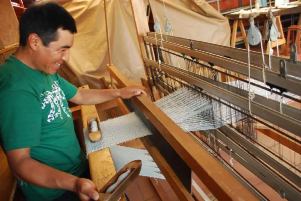 Bild: Neu im Sortiment von dorfhaus: handgewebte und fair gehandelte Alpaka-Plaids aus Peru von Lotus Collection