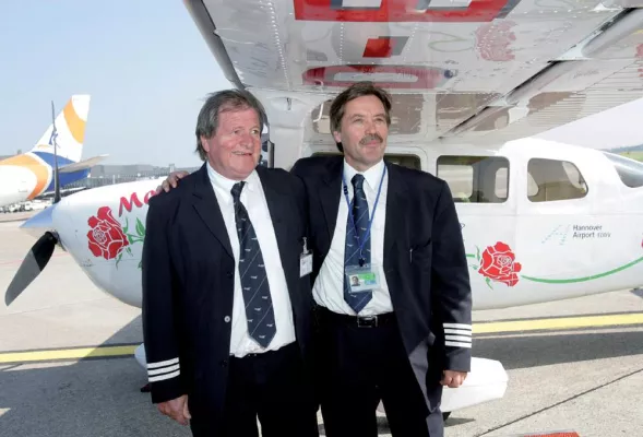 Bild: Carstensens Weltumfliegung jetzt offiziell anerkannt - Eintrag bei Earthrounders.com als 138. Crew