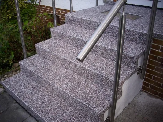 Bild: @Treppendoktor empfiehlt Steinteppich als Sanierungsmethode für defekte Außentreppen