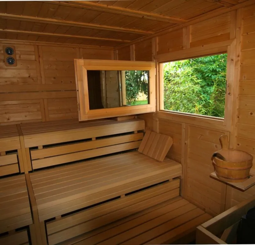 Fenster in der Außensauna eines Well & Fit Kunden