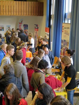 Einmal über den Tellerrand blicken - JugendBildungsmesse Freiburg zeigt Wege ins Ausland Bild: Einmal über den Tellerrand blicken - JugendBildungsmesse Freiburg zeigt Wege ins Ausland