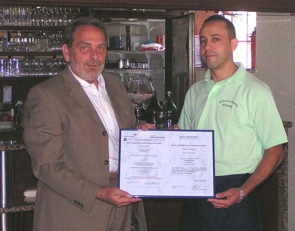 Volker Hasenauer überreicht Inhaber Driss Zinoun die Urkunde