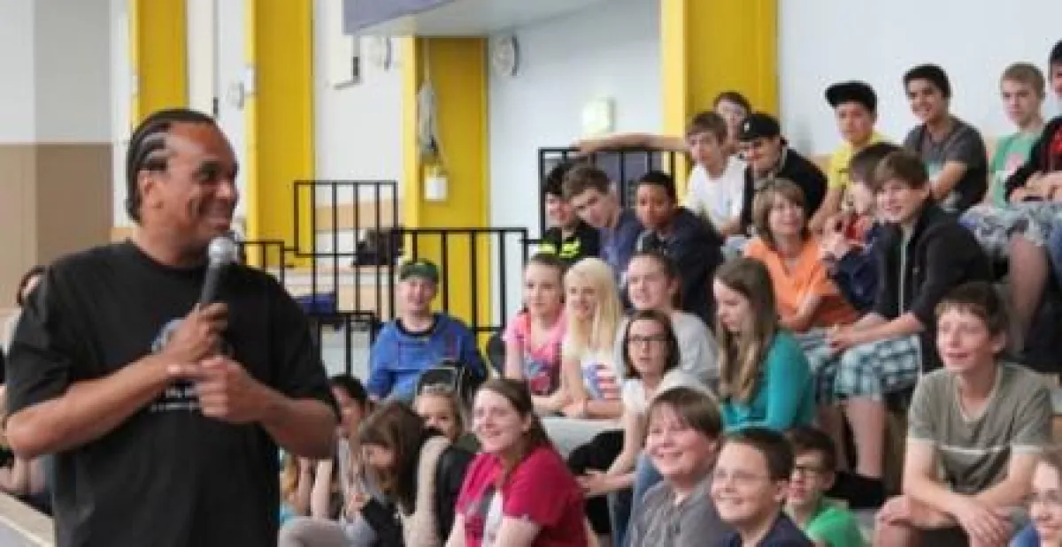 Musiker „2schneidig“ engagiert sich an Münchener Mittelschule mit Präventionsprojekt