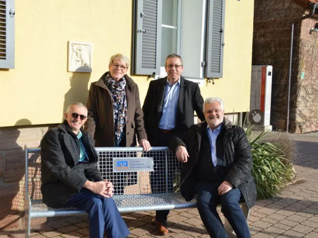 Bild: Verschnaufpause in Kammerstein … Raiffeisen-Ruhebänke laden dazu ein.