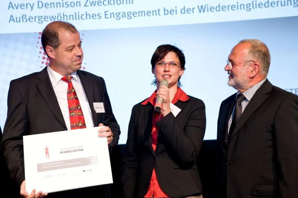 v.l.n.r.: Josef Biesenberger, Anna Herbst (beide Avery Zweckform), Michael Boettcher, Mitglied der Geschäftsführung der BG ETEM