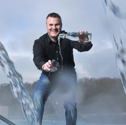 Was macht die Zitronenscheibe im Mineralwasserglas? Bild: Was macht die Zitronenscheibe im Mineralwasserglas?