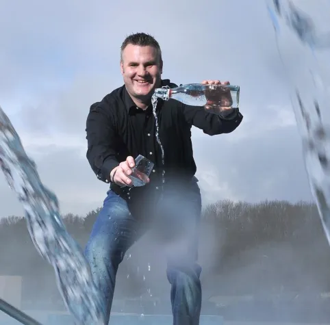 Bild: Was macht die Zitronenscheibe im Mineralwasserglas?