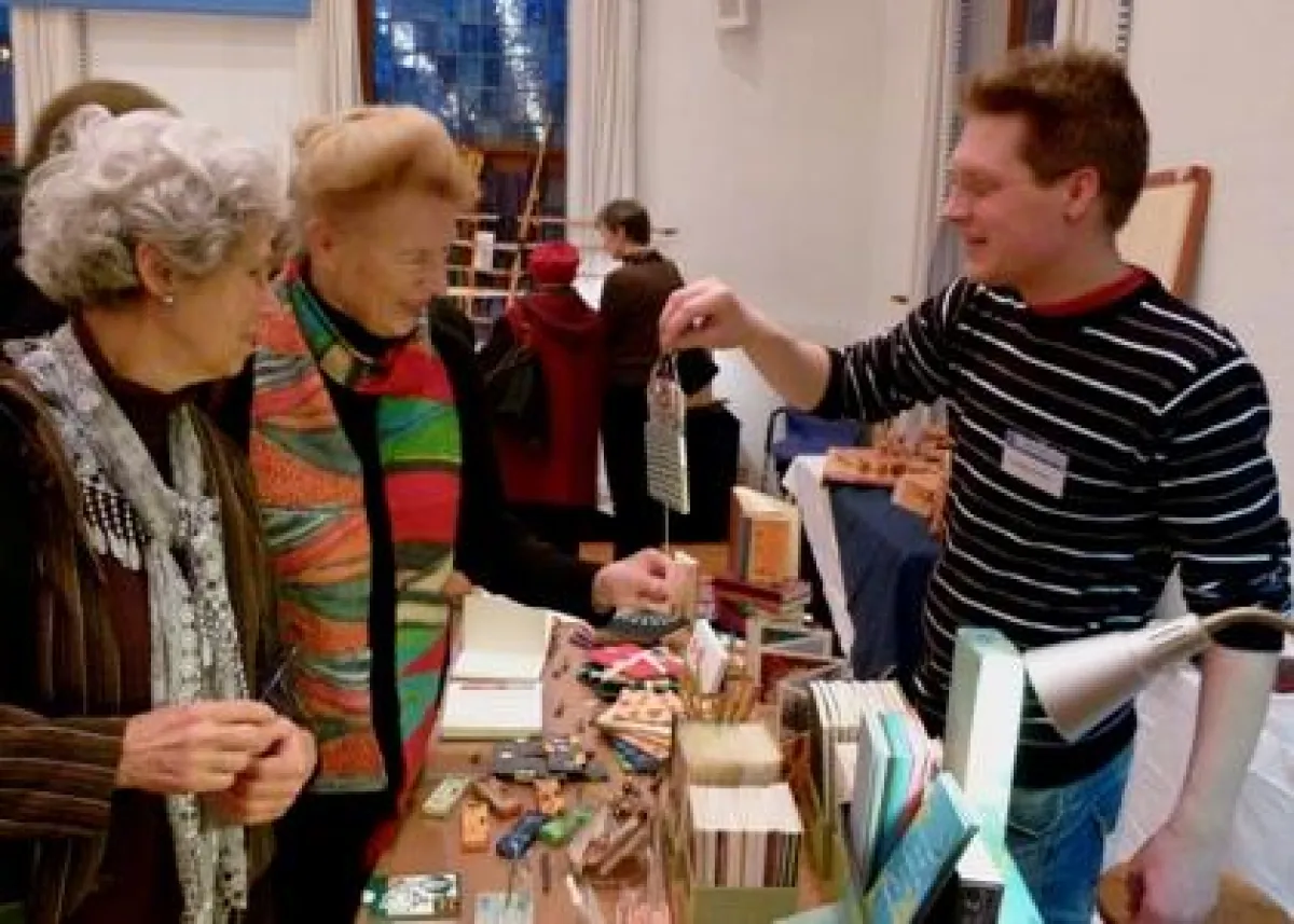 Friedemann Rost, Buchbinder aus Bardowick, begeisterte schon 2010 mit seinen raffinierten Papierobjekten.  (Foto: Heidelberg)