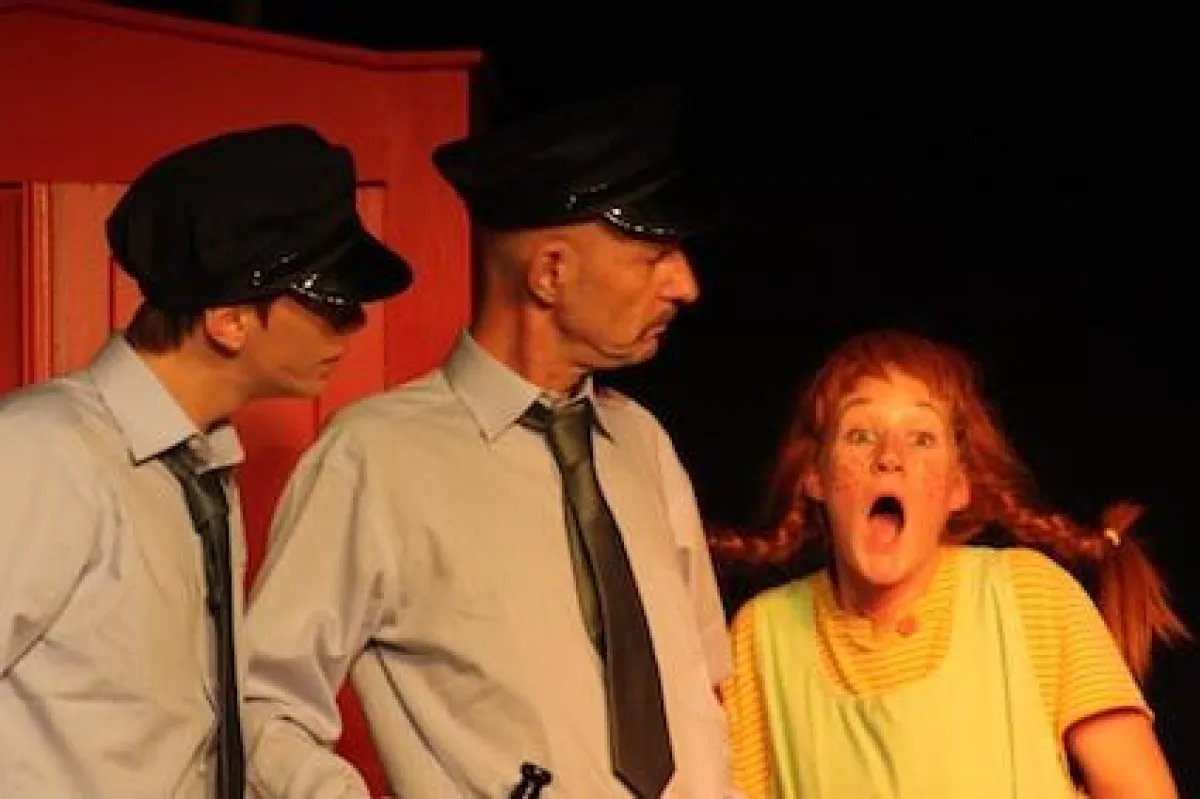 Pippi mit den zwei Polizisten Kling und Klang