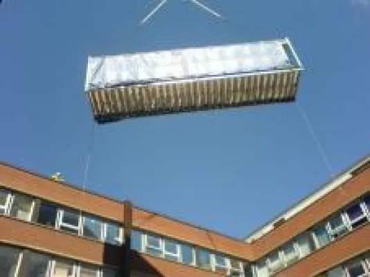 Bild: St. Georges Krankenhaus und der Süden von London kommen kurzzeitig zum Erliegen um neuen Reinraum von Clean Modules zu installieren