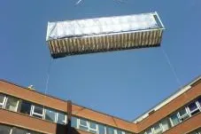 Bild: St. Georges Krankenhaus und der Süden von London kommen kurzzeitig zum Erliegen um neuen Reinraum von Clean Modules zu installieren