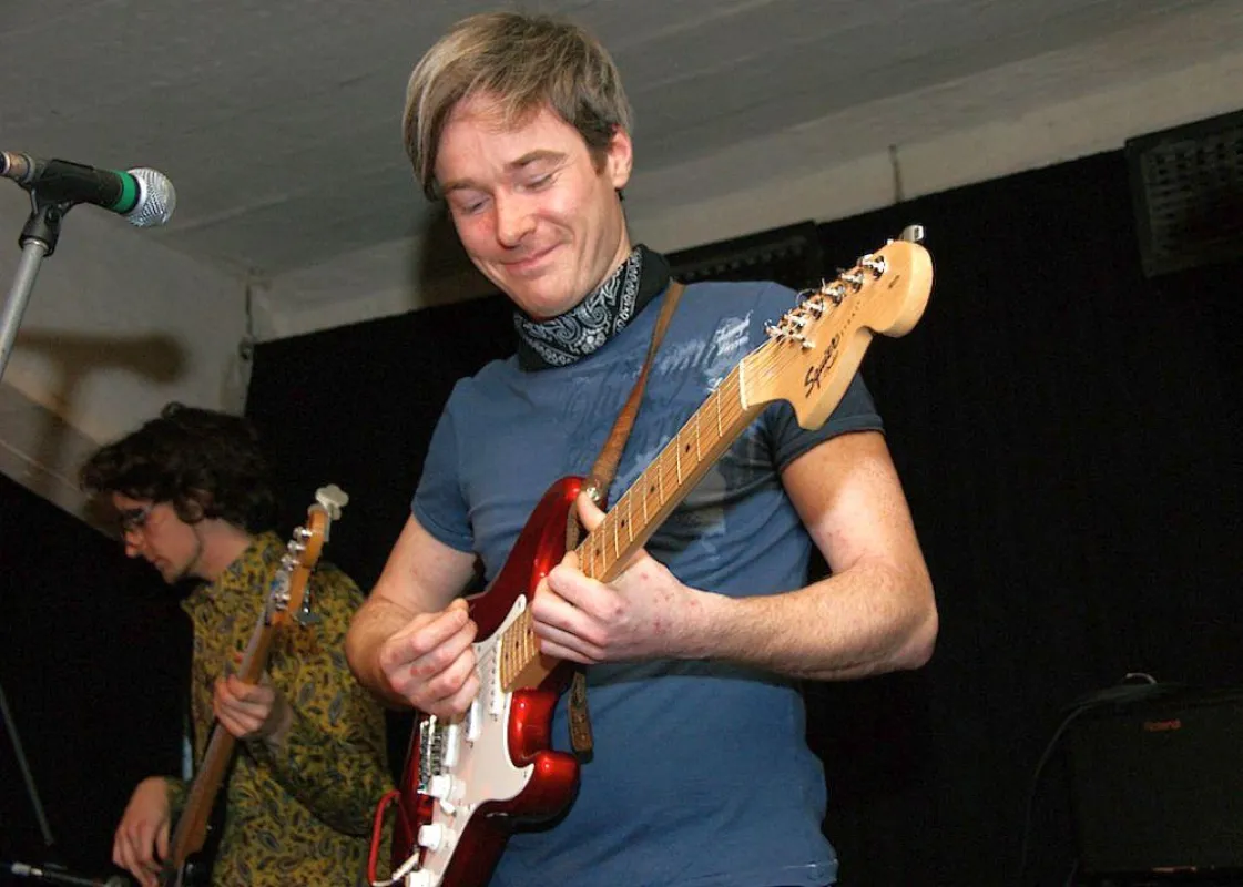 Der Dozent Matthias Huth an der Gitarre