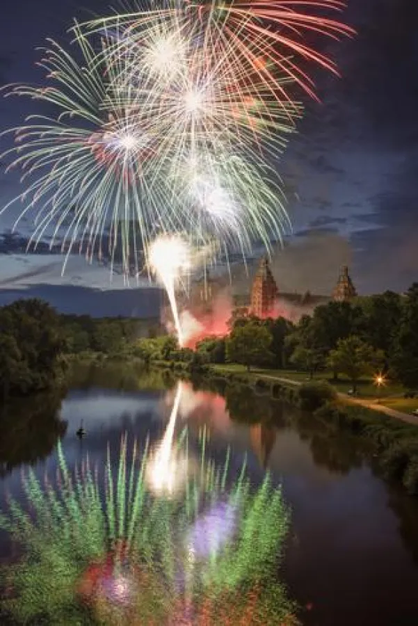 Feuerwerk über Schloss Johannisburg