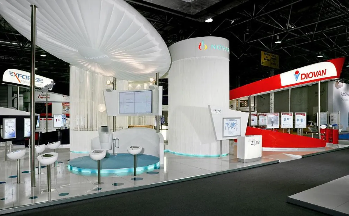 Modulare Standbaukästen sind ein Spezialgebiet von COMPLEXX. Davon zeugen seit Jahren zahlreiche erfolgreiche 3D-Konzepte des Gelsenkirchener Messebauers. Jüngstes Beispiel ist das Neukonzept für die 