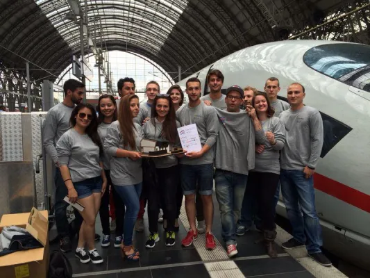 Bild: Endspurt beim Solar Decathlon Europe: Team der Fachhochschule Frankfurt fährt zum Wettbewerbsfinale
