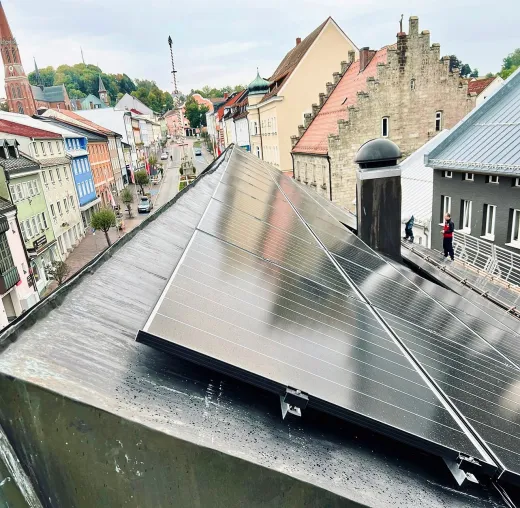 Bild: 100.000 kWh Strom erzeugt – CO₂-Einsparung von ca. 60 Tonnen