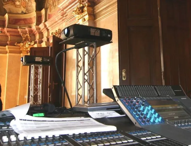 Bild: Beamer und Leinwand mieten mit 24h Service bei NUNTIO, dem Veranstaltungstechnik Spezialisten