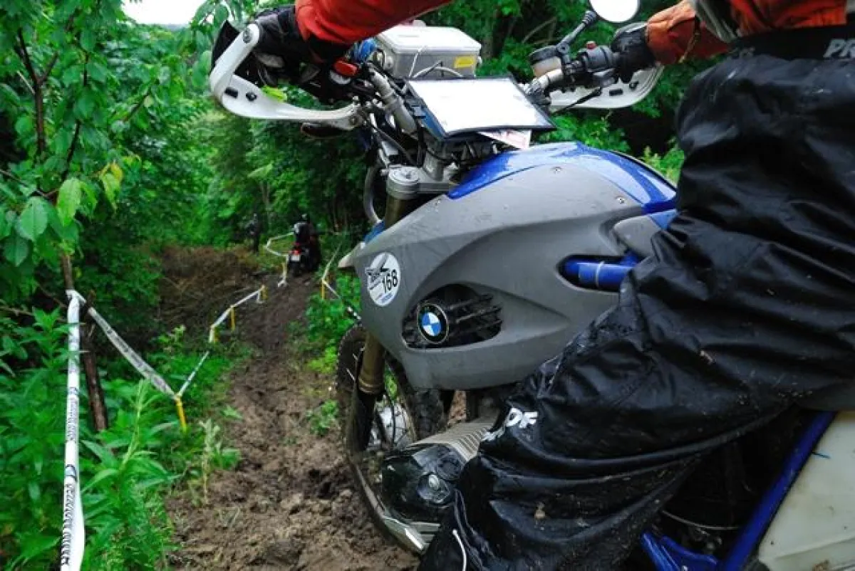 Fahrerisches Können, Orientierungsvermögen und Geschicklichkeit waren bei der BMW Motorrad GS Challenge 2010 im Rahmen des Touratech Travel-Events gefragt.