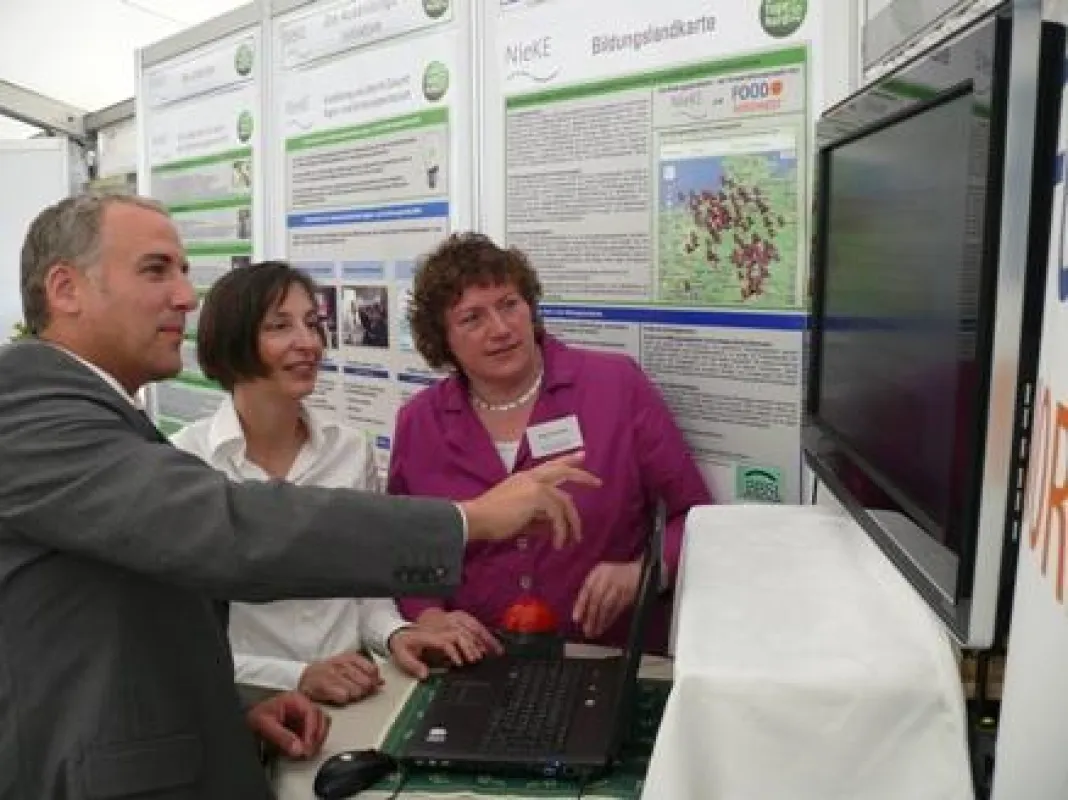 Christian Kircher (Food Nordwest), Prof. Dr. Christine Tamásy (ISPA), Doris Schröder (NieKE)